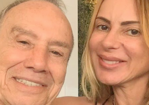 Ousada, mulher de Stênio Garcia surge completamente nua praticando yoga