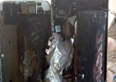 Jovem dorme e celular pega fogo enquanto carrega em cima da cama