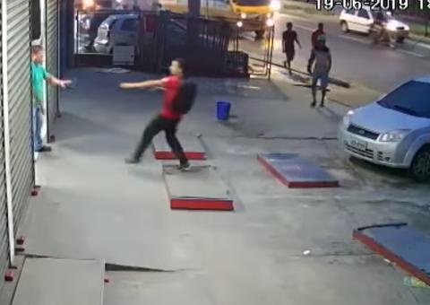 Família de sargento assassinado se revolta com soltura e ataca suspeitos em Manaus