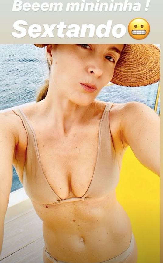 Angélica mostra barriga chapada aos 45 anos: 'bem minininha'