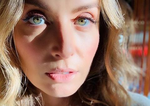 Angélica mostra barriga chapada aos 45 anos: 'bem minininha'