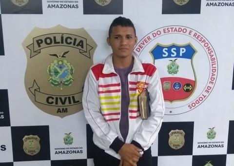 Com bíblia no braço, suspeito de envolvimento na morte de sargento se apresenta à polícia 