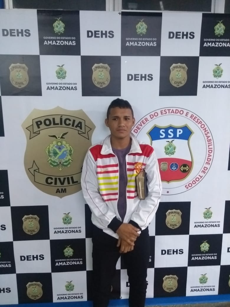 Com bíblia no braço, suspeito de envolvimento na morte de sargento se apresenta à polícia 