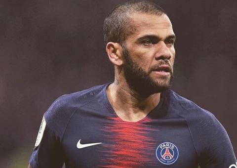 Daniel Alves anuncia saída do Paris Saint-Germain após duas temporadas