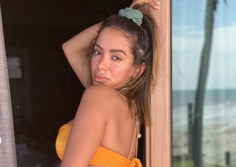 Anitta dá puxadinha em fio-dental à beira da piscina:  'siempre caliente'