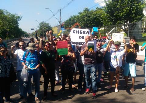 Aprovados no concurso da Seduc cobram convocação durante protesto em Manaus