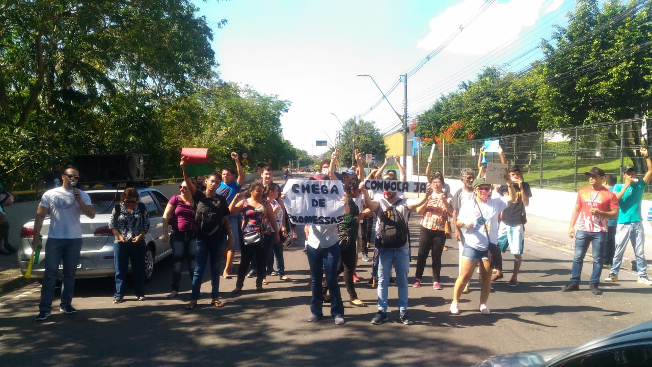 Aprovados no concurso da Seduc cobram convocação durante protesto em Manaus