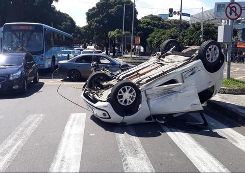 Trânsito fica complicado após carro capotar em avenida de Manaus