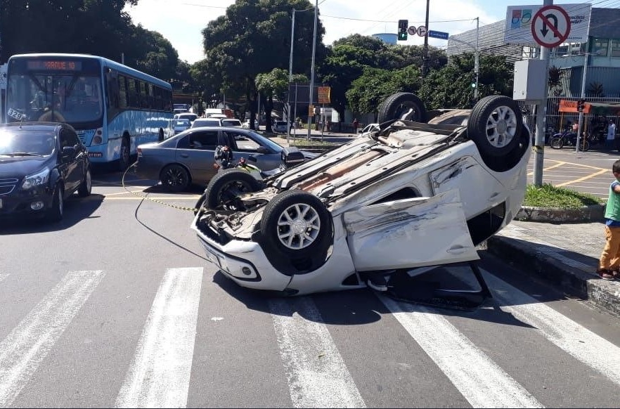 Trânsito fica complicado após carro capotar em avenida de Manaus