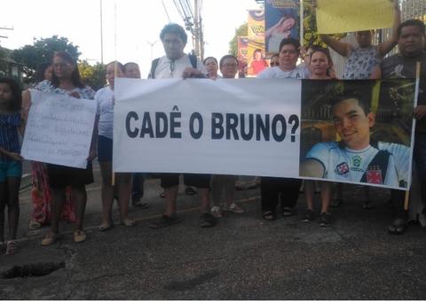 Familiares de desaparecido cobram explicações da PM durante protesto em Manaus