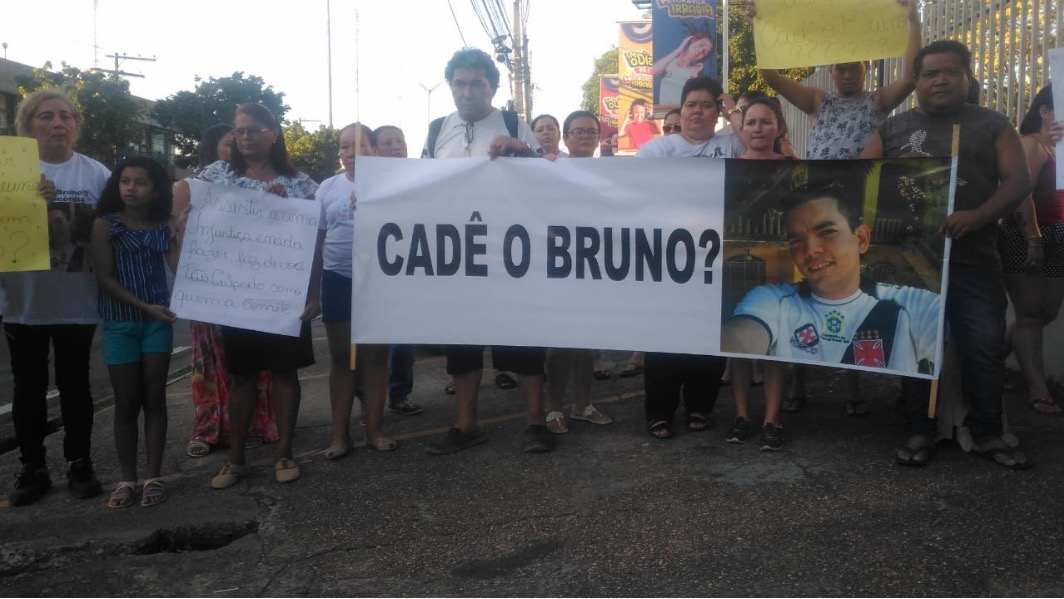 Familiares de desaparecido cobram explicações da PM durante protesto em Manaus