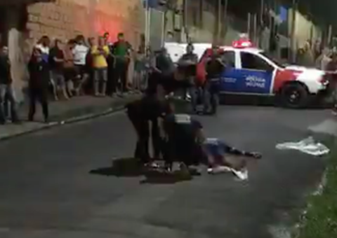 Homem é executado no meio da rua por motoqueiro em Manaus 