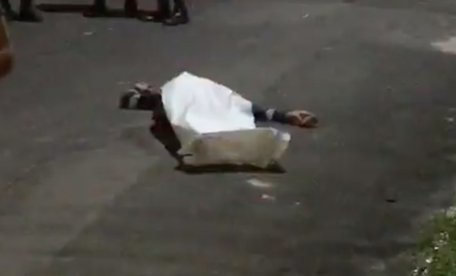 Homem é executado no meio da rua por motoqueiro em Manaus 