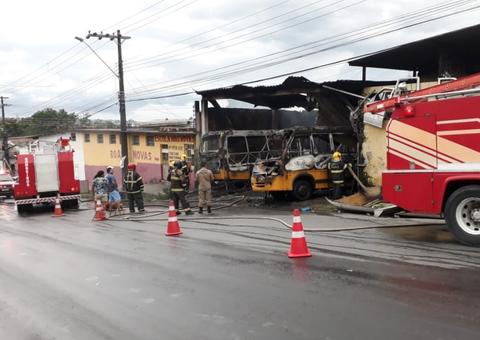Em Manaus, incêndio em oficina deixa carros destruídos