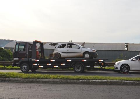 Duas crianças são arremessadas para fora de carro e uma delas morre em capotamento na estrada 