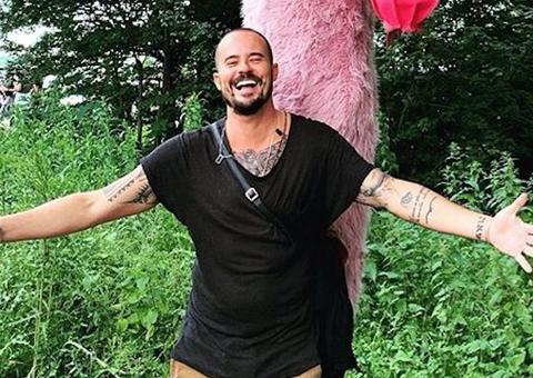  Vídeo: Paulinho Vilhena balança pênis em câmera lenta na praia