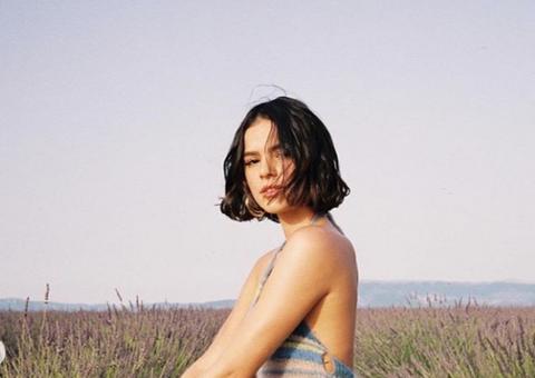 Na França, Bruna Marquezine dá surra de beleza em cenário paradisíaco