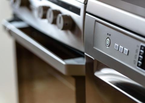 Homem descumpre medida protetiva e agride ex-mulher com fogão 