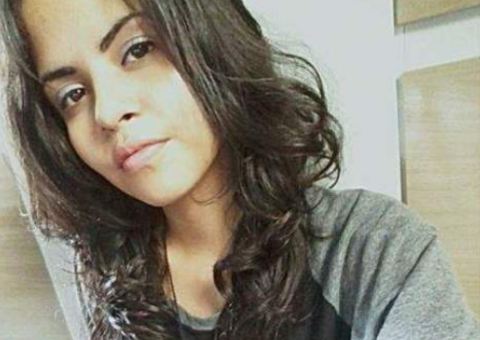 Jovem estava na varanda da casa quando foi atingida por carro desgovernado 