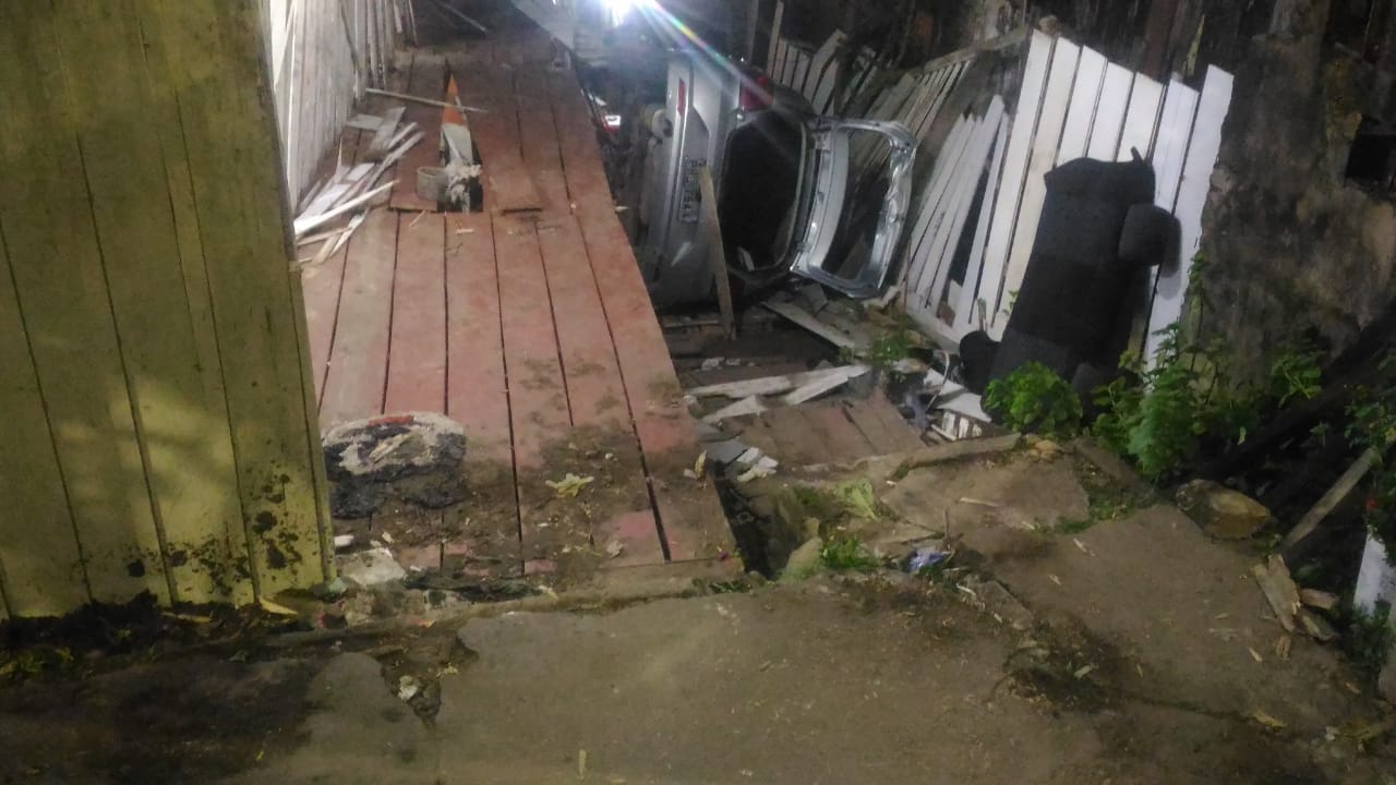 Jovem estava na varanda da casa quando foi atingida por carro desgovernado 