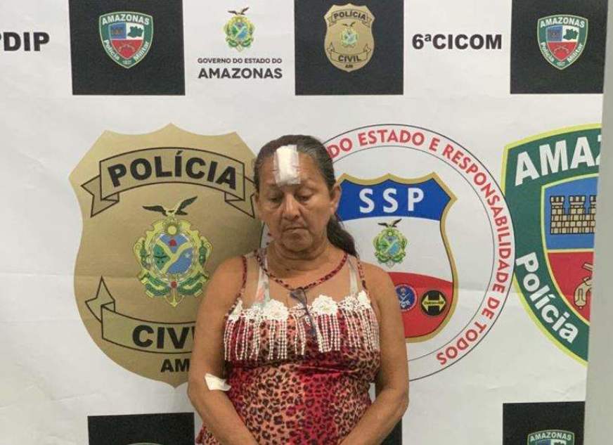 Mulher de 57 anos é presa suspeita de traficar drogas dentro de casa em Manaus