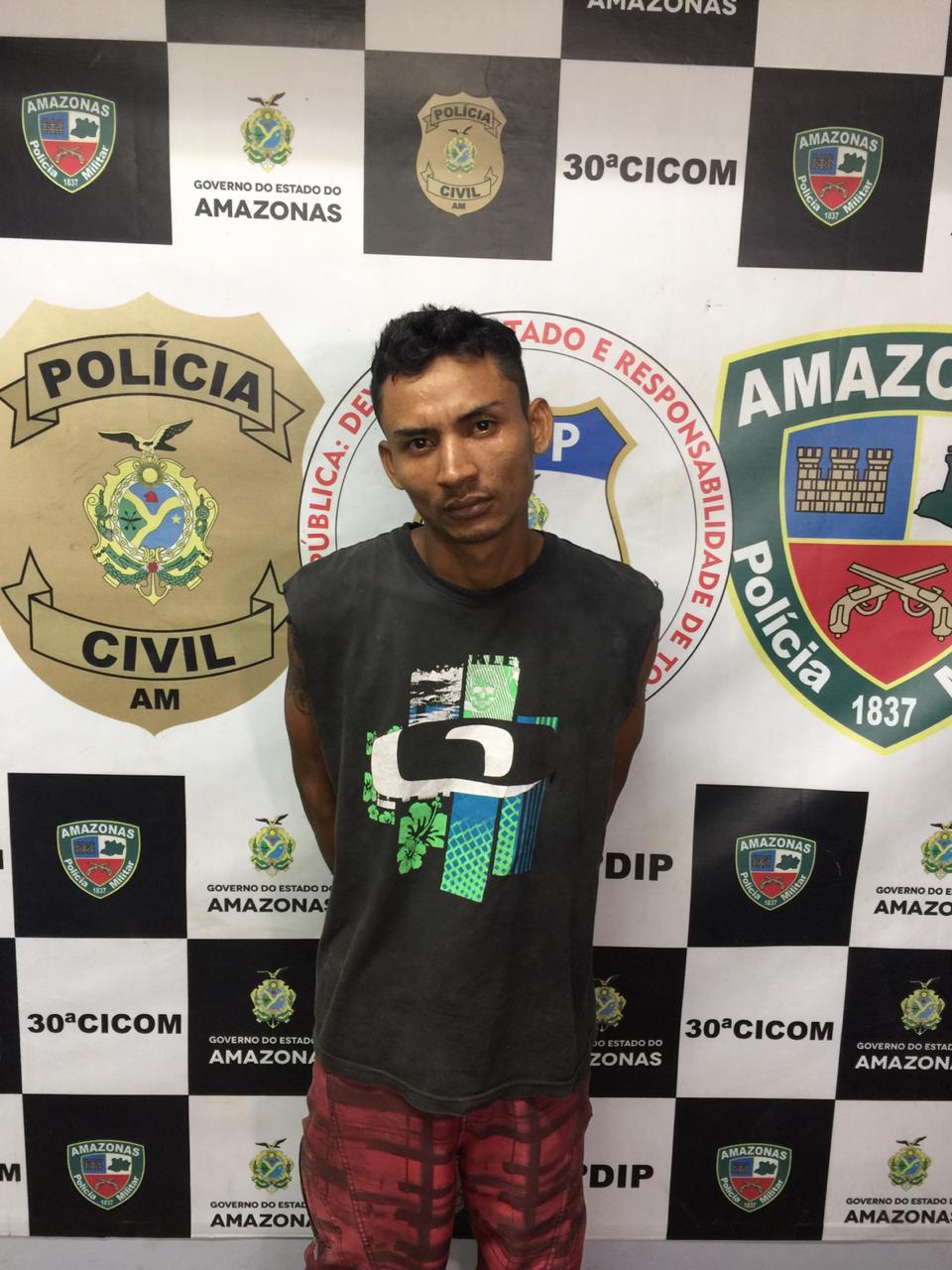 Homem procurado por suspeita de homicídio é preso com meio quilo de oxi em Manaus