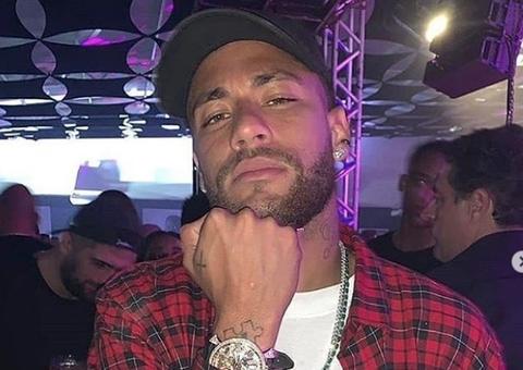 Neymar é flagrado aos beijos com morena em boate em meio a polêmica de estupro