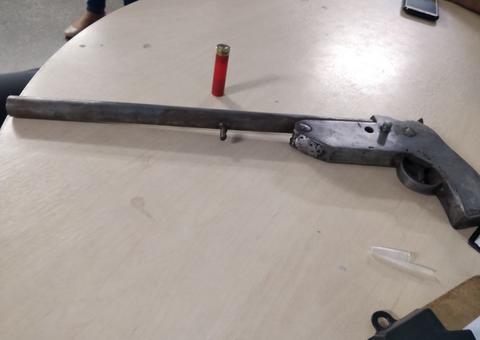Homem suspeito de roubo é preso após trocar tiros com a polícia em Manaus 
