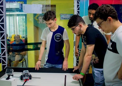Escola oferece oficinas gratuitas de robótica, realidade virtual e games para crianças e adolescentes