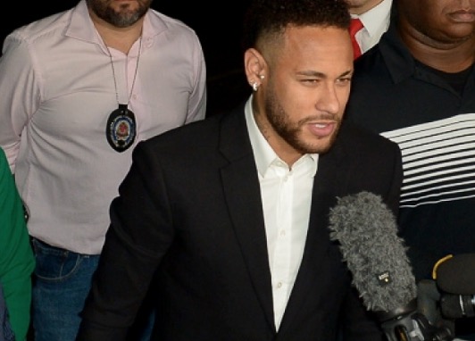  Neymar dá 'piti' após internautas identificarem modelo como sua ficante em balada 