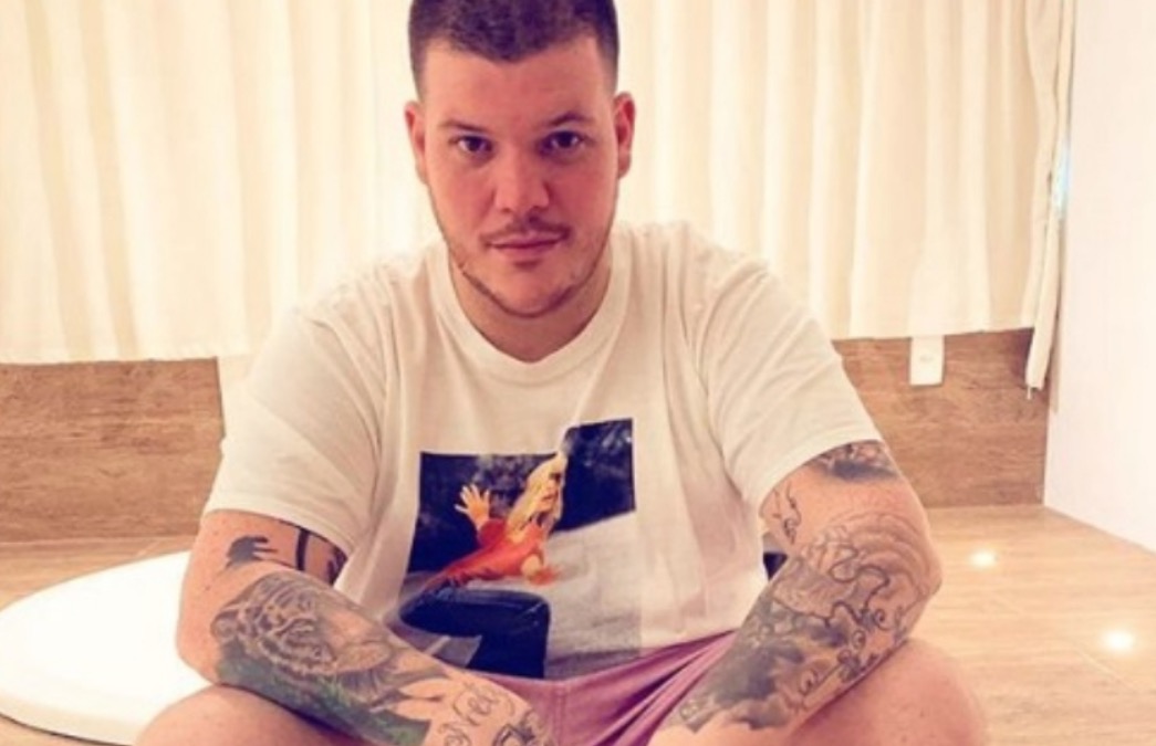 Ferrugem diz que vai buscar tratamento psicológico após pisão em mão de fã