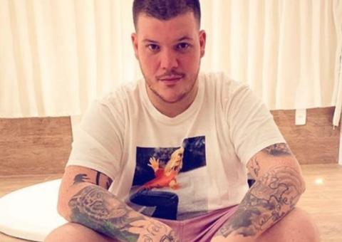 Ferrugem diz que vai buscar tratamento psicológico após pisão em mão de fã