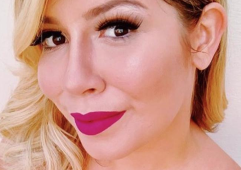  Marília Mendonça ganha primeiro presente para o bebê durante show