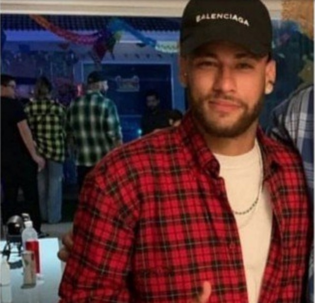 Morena que beijou Neymar em boate é herdeira bilionária, saiba quem é