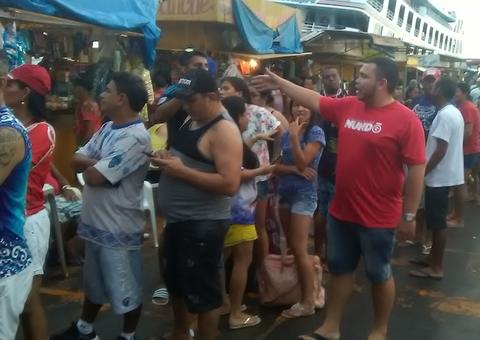 Filas e trânsito tumultuado no embarque para Parintins na Manaus Moderna