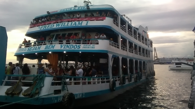 Filas e trânsito tumultuado no embarque para Parintins na Manaus Moderna