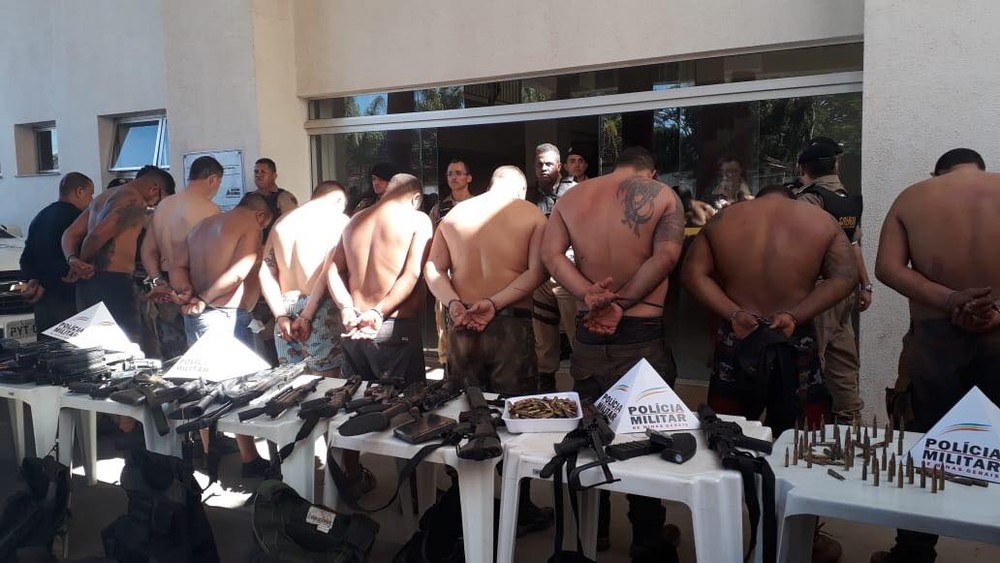 Grupo que atacou banco tinha fuzil que derruba helicóptero; 10 se entregam