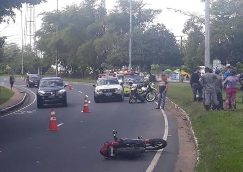 Motociclista morre após perder controle de moto e bater em poste em avenida de Manaus
