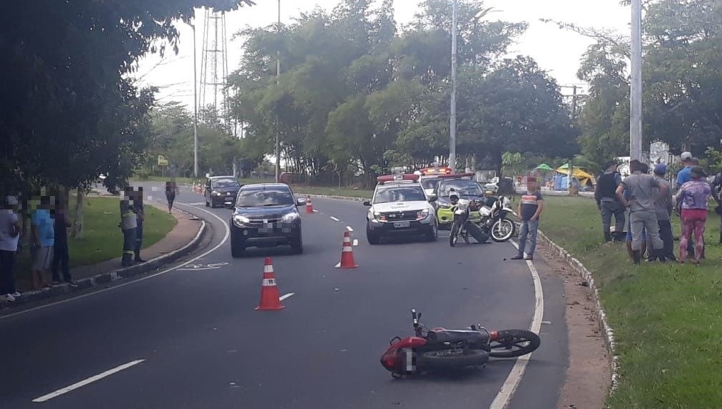 Motociclista morre após perder controle de moto e bater em poste em avenida de Manaus