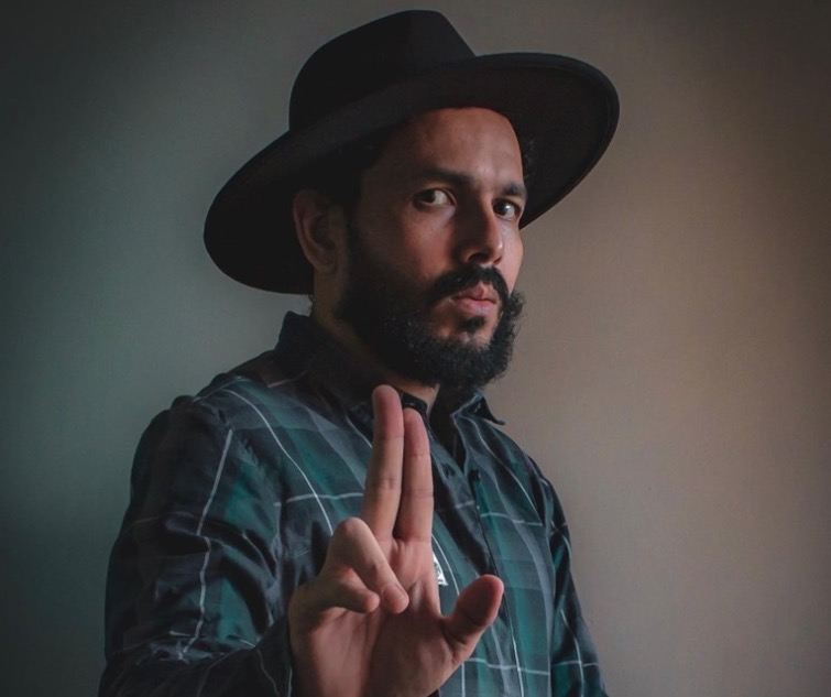 Andrei Gomes faz apresentação voz & violão neste fim de semana