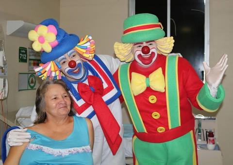 Patati Patatá fazem a alegria de pacientes da Fundação Cecon