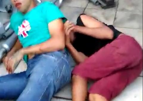 Suspeitos de tentar assaltar micro-ônibus são espancados por populares em Manaus