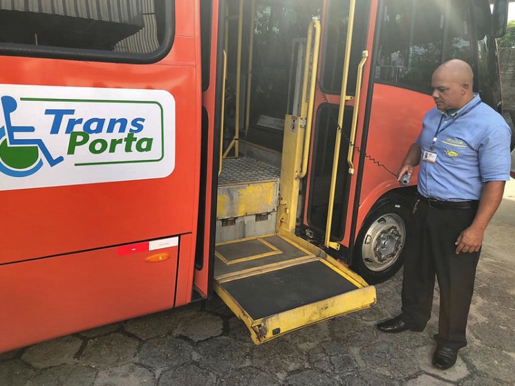 Prefeitura recebe novo ônibus para o Programa Transporta