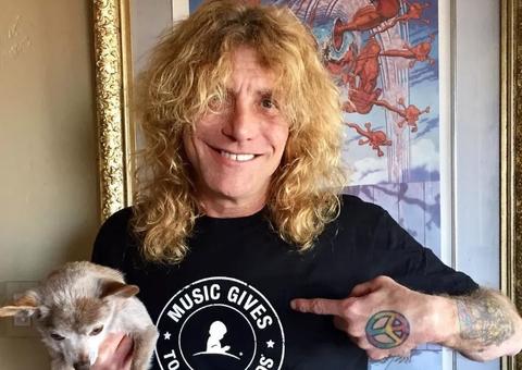 Ex-baterista do Guns N’ Roses dá facada na própria barriga e é internado às pressas