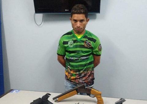 Suspeito de fornecer armas para traficantes é preso com material enterrado no quintal de casa em Manaus 