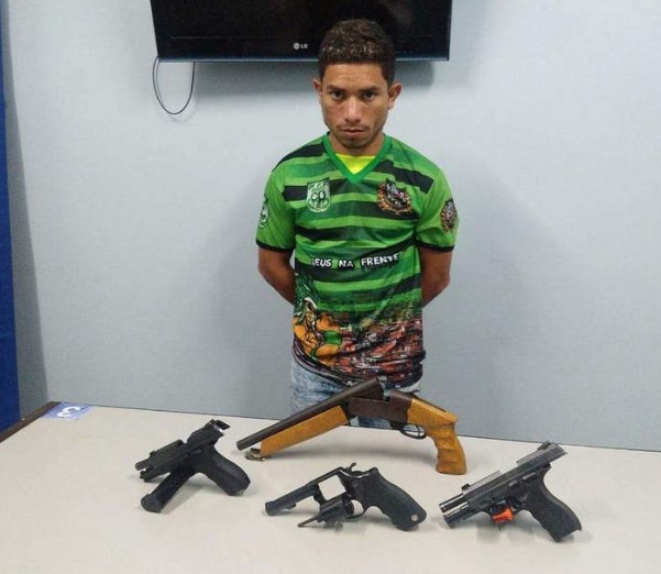 Suspeito de fornecer armas para traficantes é preso com material enterrado no quintal de casa em Manaus 