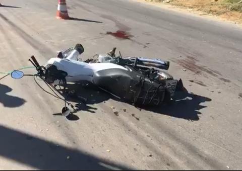 Homem e criança ficam gravemente feridos após colisão entre moto e dois carros em Manaus 