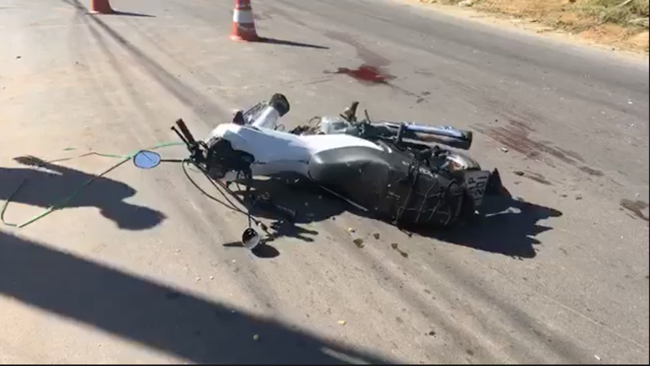 Homem e criança ficam gravemente feridos após colisão entre moto e dois carros em Manaus 