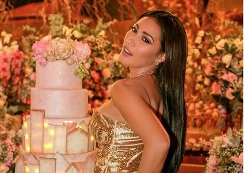 Com fenda ao limite, Simaria abre as pernas e mostra tudo 