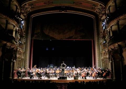 Servidores da Semed assistem a concerto de música clássica no Teatro Amazonas